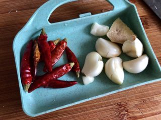 8、麻辣干锅虾➕吮指美味停不下,姜去皮蒜剥皮与干辣椒洗净