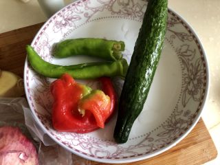 9、麻辣干锅虾➕吮指美味停不下,青椒红椒去蒂去籽与黄瓜洗净