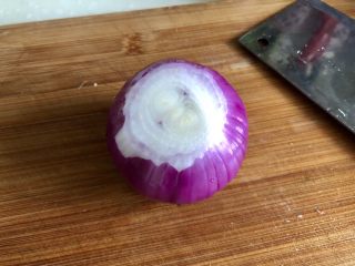 10、麻辣干锅虾➕吮指美味停不下,洋葱剥皮洗净