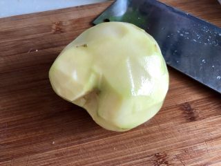 11、麻辣干锅虾➕吮指美味停不下,土豆削皮洗净。