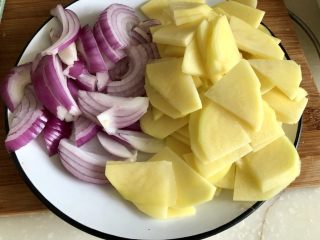 14、麻辣干锅虾➕吮指美味停不下,洋葱切丝，土豆切薄片，土豆切片后用清水多冲洗几遍，洗去表面淀粉，可以让土豆片更爽脆