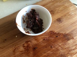 16、麻辣干锅虾➕吮指美味停不下,用刀把豆瓣酱剁碎，备用