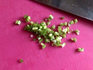 17、麻辣干锅虾➕吮指美味停不下,最后还需要一些小葱末，小葱一根择好洗净切末即可