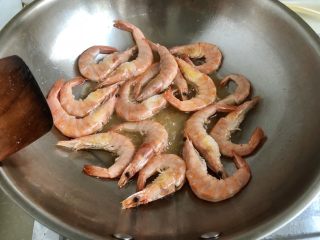 20、麻辣干锅虾➕吮指美味停不下,中小火翻炒，并用铲子不断按压虾头，让虾油渗出，直到虾两面煎的酥红