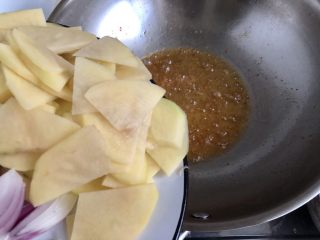 22、麻辣干锅虾➕吮指美味停不下,因为虾油渗出，所以食用油盛棕红色，加入土豆片