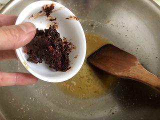 26、麻辣干锅虾➕吮指美味停不下,仍然是小火，加入豆瓣酱炒出红油