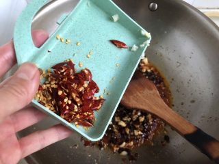 28、麻辣干锅虾➕吮指美味停不下,加入干辣椒煸炒十几秒