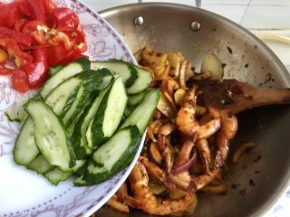 33、麻辣干锅虾➕吮指美味停不下,加入黄瓜片