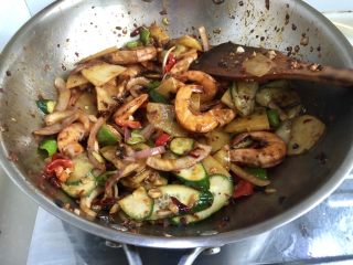 37、麻辣干锅虾➕吮指美味停不下,放入生抽后翻炒一分钟尝下咸淡，如果觉得淡可根据个人口味添加少许食盐，翻炒均匀，家里有干锅的小伙伴可以把菜盛到干锅里，变煮边吃，那是越煮越麻，越煮越辣，简直好吃的停不下来