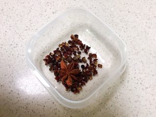 3、#爽口凉菜#炝拌时蔬小菜,八角1朵,花椒粒3克