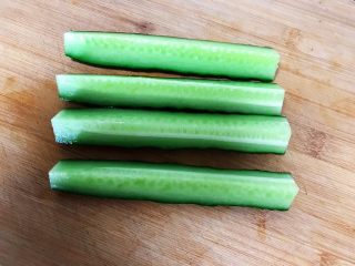 4、#爽口凉菜#炝拌时蔬小菜,把黄瓜切成4瓣