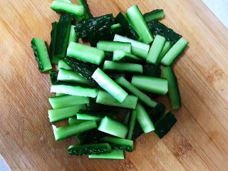 6、#爽口凉菜#炝拌时蔬小菜,把黄瓜切成寸段