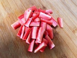 7、#爽口凉菜#炝拌时蔬小菜,胡萝卜削皮后切成寸段