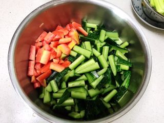 9、#爽口凉菜#炝拌时蔬小菜,把胡萝卜和黄瓜放入盆里