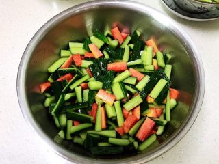 11、#爽口凉菜#炝拌时蔬小菜,调匀后腌制半小时