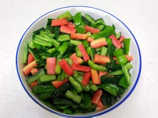 15、#爽口凉菜#炝拌时蔬小菜,把所有蔬菜捞出来,放入大碗里