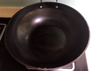 16、#爽口凉菜#炝拌时蔬小菜,炒锅烧热后加入1小勺玉米油