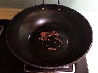 17、#爽口凉菜#炝拌时蔬小菜,油烧热后加入八角和花椒粒,炒出香味