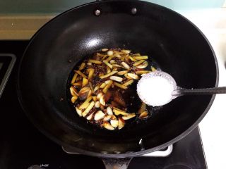 20、#爽口凉菜#炝拌时蔬小菜,加入1大勺白砂糖