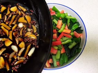 22、#爽口凉菜#炝拌时蔬小菜,把晾凉后的料汁倒入蔬菜碗里