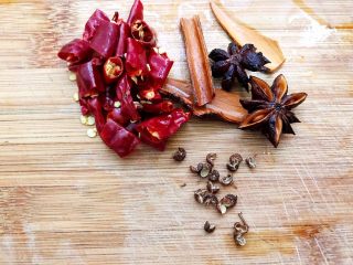 1、川香红烧牛筋牛肠,干辣椒切段，花椒，八角，桂皮用水冲洗一下