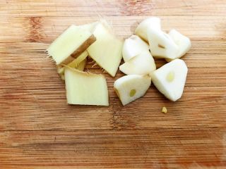 2、川香红烧牛筋牛肠,生姜切片，大蒜切块