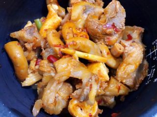 11、川香红烧牛筋牛肠,转入电饭煲或者高压锅里