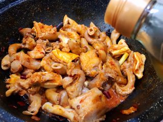 10、川香红烧牛筋牛肠,淋上小半碗料酒再大火翻炒几分钟