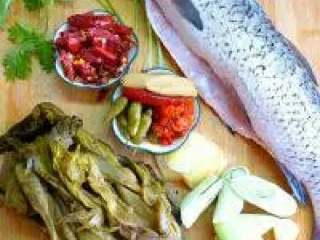 1、江湖酸菜鱼,新鲜草鱼一尾，宰杀清洗干净；四川酸菜冲洗一下切成小段