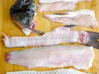 2、江湖酸菜鱼,将鱼去头，剔骨，取下两面净鱼肉；鱼头从中间片开