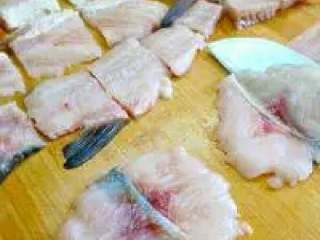 3、江湖酸菜鱼,将鱼骨剁成2cm的段，鱼肉顺着鱼尾方向斜刀片成连刀的蝴蝶片状