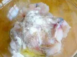 4、江湖酸菜鱼,将片好的鱼片放入大碗中，加入少许盐、胡椒粉、料酒、蛋清（很少的）、水淀粉抓匀码味