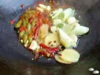 5、江湖酸菜鱼,锅烧热，加油，如花椒，干红辣椒 ，爆香葱姜蒜，再加入野山椒和红泡椒，煸炒出香味