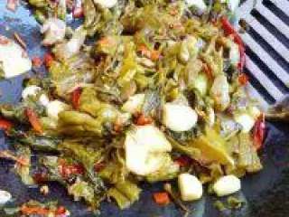 6、江湖酸菜鱼,下入四川酸菜煸炒，加入少许料酒，糖，添加足量的水