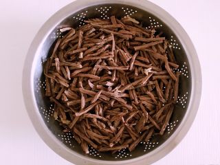 2、冷吃牛肉,牛肉冷却2小时后，切成小长条。