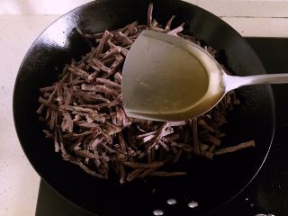 6、冷吃牛肉,倒入料酒。