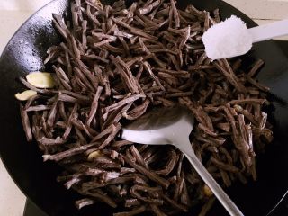 7、冷吃牛肉,倒入2勺盐。