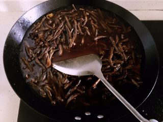 10、冷吃牛肉,倒入煮过牛肉的原汤，盖住牛肉，小火煮。