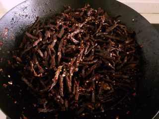 14、冷吃牛肉,根据进味程度和口味适当加入少许盐或者生抽，加后再炒1分钟。