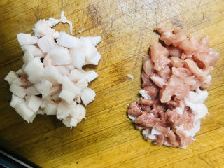 1、蒜苔炒肉末,后腿肉肥瘦分离,切丁