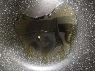 5、蒜苔炒肉末,锅中倒入少许的油