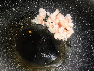 6、蒜苔炒肉末,四成油温下肥肉丁