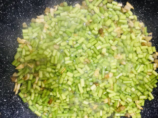 10、蒜苔炒肉末,下蒜苔丁大火炒30秒