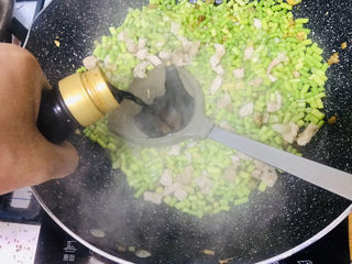 12、蒜苔炒肉末,倒入生抽