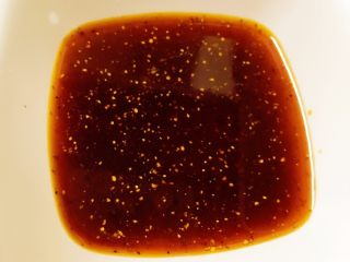 2、地方菜-蒜泥白肉,准备好红油（这是我娘家妈妈用炒过的干辣椒再磨成辣椒粉的，所以颜色不是特别红透，味道却非常香）。