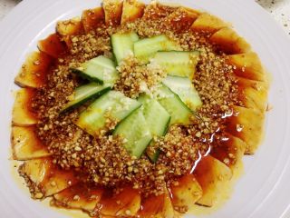 8、地方菜-蒜泥白肉,将放了蒜末的红油拌匀，并均匀浇在白肉上。