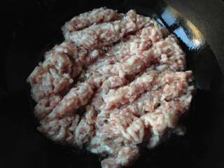 1、叶儿粑,锅中倒入适量油,放入肉末,中小火煸炒