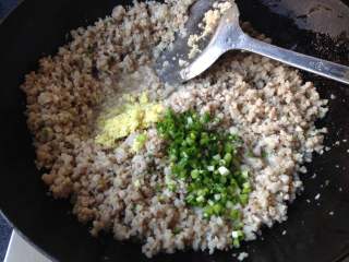 2、叶儿粑,待肉末变白后倒入料酒和葱姜末,继续煸炒