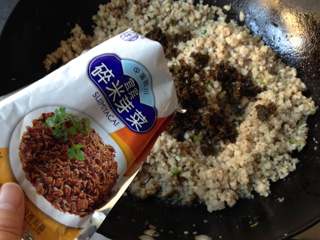 3、叶儿粑,将肉末水分炒干,往外吐油时放入碎米芽菜,继续煸炒2分钟