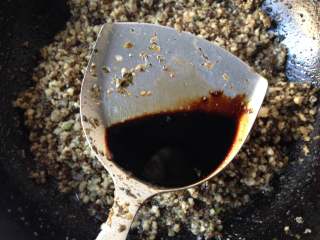 4、叶儿粑,调入生抽、老抽和糖,翻炒均匀即可出锅